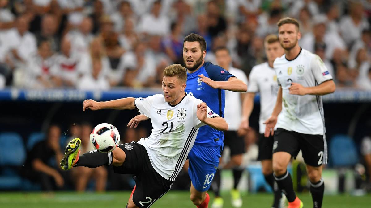 JOSHUA KIMMICH: Vor dem Turnier hatte Kimmich gerade einmal 75 Minuten für Deutschland absolviert. Dort saß er in den ersten zwei Partien auf der Bank, um in den restlichen Spielen bis zum Halbfinal-Aus keine Sekunde mehr zu verpassen. Im Viertelfinale verwandelte er sogar einen Elfmeter gegen Italien