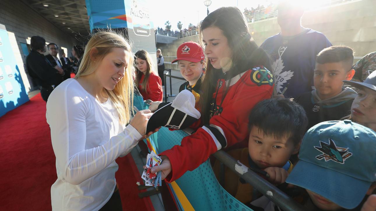 Brianna Decker (l.) sorgte beim Allstar-Game für Schlagzeilen