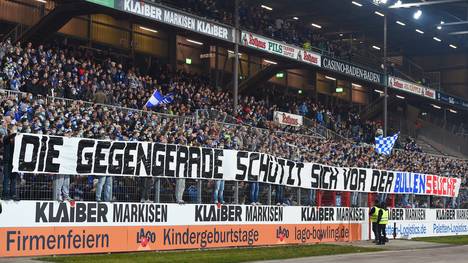Fans des Karlsruher SC protestieren gegen RB Leipzig