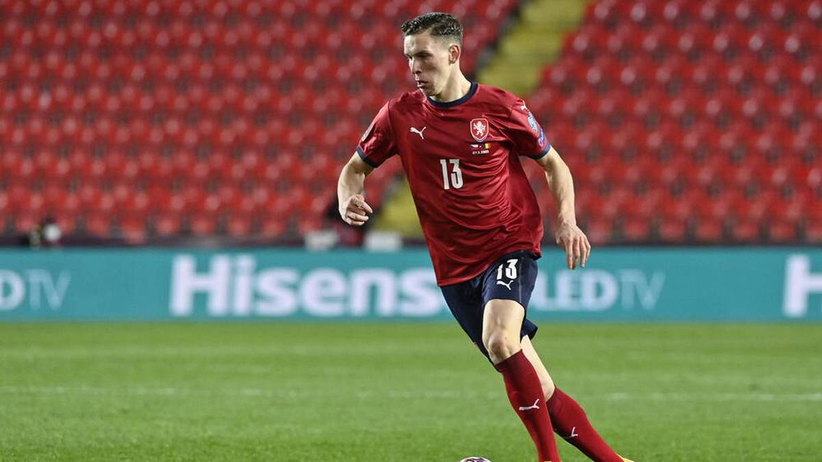 Das Heimtrikot von Tschechien ist in Rot gehalten in Kombination mit der dunkelblauen Hose.