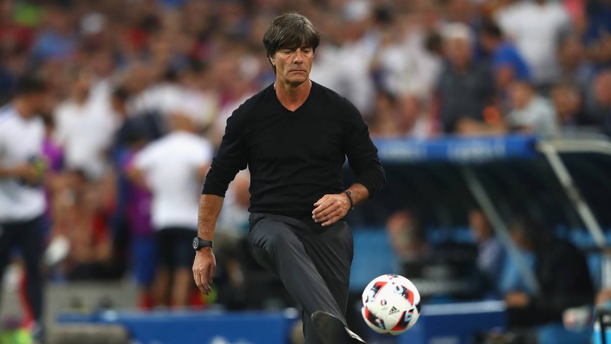 Bundestrainer Jogi Löw kickt auch noch ein bisschen