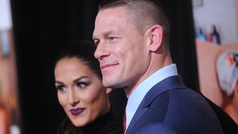 John Cena (mit Ehefrau Brie Bella) kann bei WrestleMania nicht für die WWE antreten