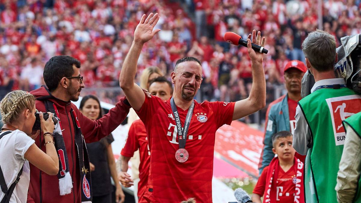 Um 17.58 brechen bei Ribéry noch einmal alle Dämme. "Danke für alles. 12 Jahre. Unglaublich. Es war eine tolle Zeit", ruft er seinen Fans von der Südkurve zu. Die Tränen kullern. "Ich liebe euch. Mia san Mia", die voerst letzten Worte des Franzosen in der Allianz Arena