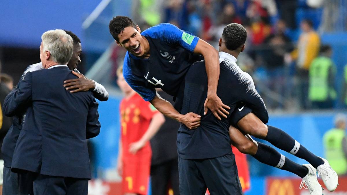 RAPHAEL VARANE (Frankreich): Verteidigt bei Real zusammen mit Sergio Ramos. Was mal eine Erwähnung wert ist, wird doch sonst immer der Spanier als Abwehr-Boss gepriesen. Was Ramos mit Gewalt weggrätscht, hält Varane mit spielerischer Leichtigkeit vom Tor fern. Würde es einen Ballon d'Or für Verteidiger geben, Varane wäre Ramos' größter Widersacher