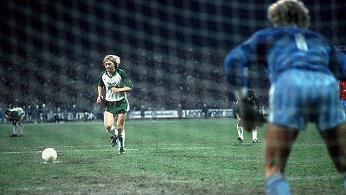 Zurück in die Saison 1985/86: Im Rückspiel ist Völler wieder dabei und es geht um die Meisterschaft. Michael Kutzop hat per Elfmeter die Entscheidung auf dem Fuß...