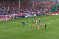 Der FC Energie Cottbus verliert in der ersten Runde des DFB-Pokals mit 1:3 gegen Werder Bremen. Neuzugang Keke Topp trifft dreifach, doch das schönste Tor schießt ein Cottbuser.