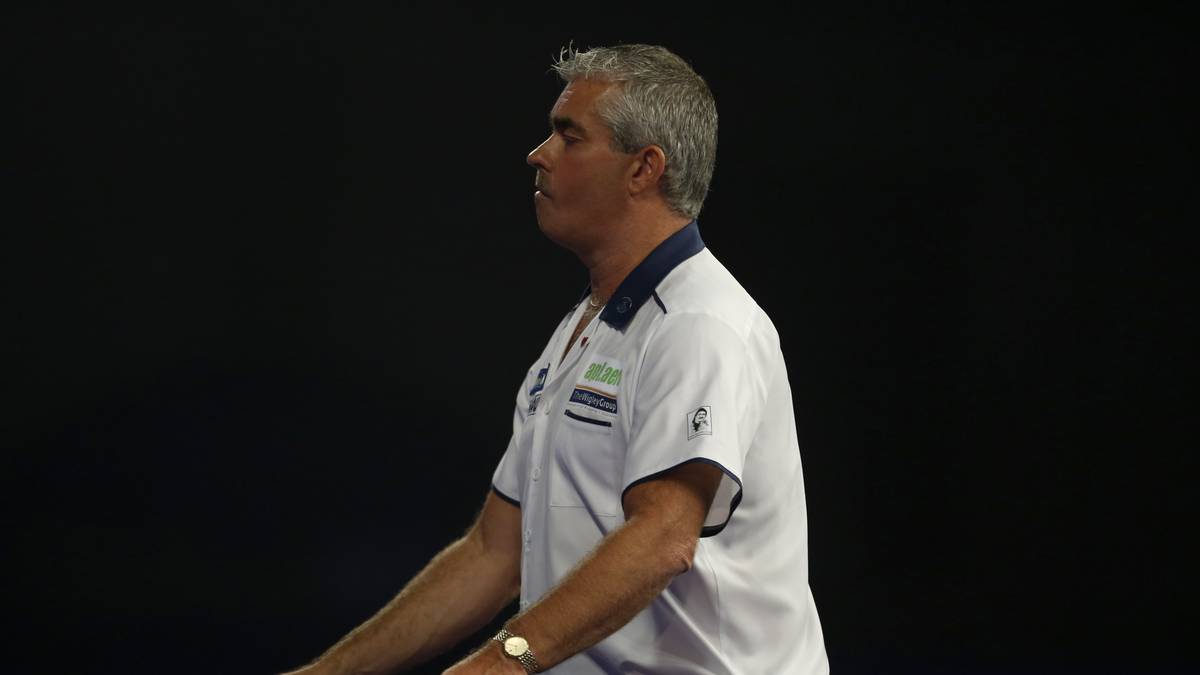 Letzterer heißt übrigens auch "Bronzed Adonis" - wenn man den Teint sieht, mag das ja zutreffen. Den Körperbau des Engländers beurteilen wir jetzt einfach mal nicht - ist ohnehin besser im Darts-Sport 