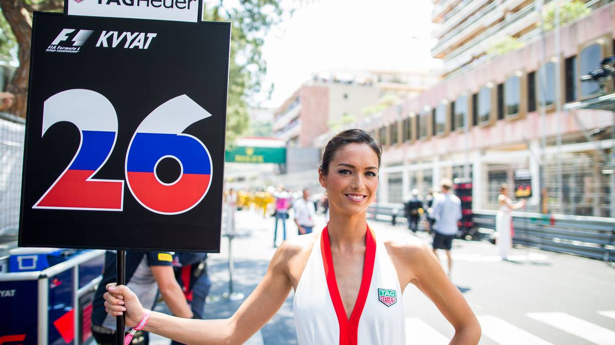 Was sich allerdings ändert: Die Grid Girls werden die Nummern der Startaufstellung nicht wie in der Vergangenheit präsentieren, sondern mit den Fahrern für ein Bild eines Uhrensponsors posieren. Derlei Bilder - wie hier in Monaco aus dem vergangenen Jahr - sind nicht mehr zu sehen