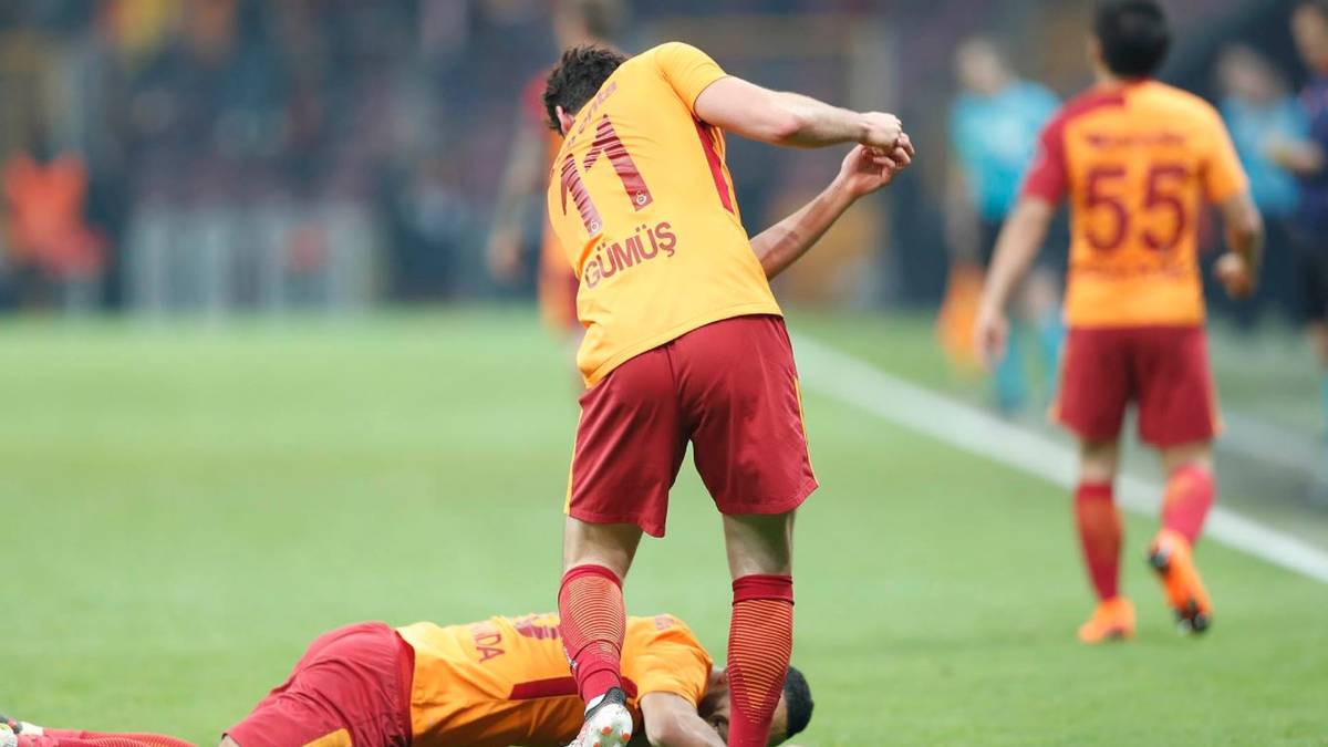 Er traf in der 86. Minute im Spiel gegen Konyaspor und holte einmal mehr die "Luftaxt" über seinem kriechenden Teamkollegen raus