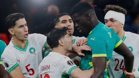 Ein aberkanntes Tor, ein umstrittener Elfmeter, 17 Minuten Unterbrechung und wütende Trainer: Das Finale zwischen Senegal und Marokko liefert Szenen, die weit über das Sportliche hinausgehen.