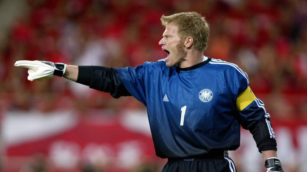 Mit der Nationalmannschaft, für die Kahn seit 1998 als Nummer 1 im Tor stand, erlebte Kahn bei der WM 2002 in Japan und Südkorea seinen Höhepunkt - und zugleich einen seiner bittersten Momente. Mit fantastischen Leistungen war er Schlüssel zum Finaleinzug des eigentlich nicht so hoch gehandelten deutschen Teams
