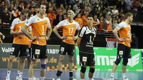 Spieler der Berlin Recycling Volleys v VfB Friedrichshafen nach dem verlorenen Finale der Volleyball Bundesliga