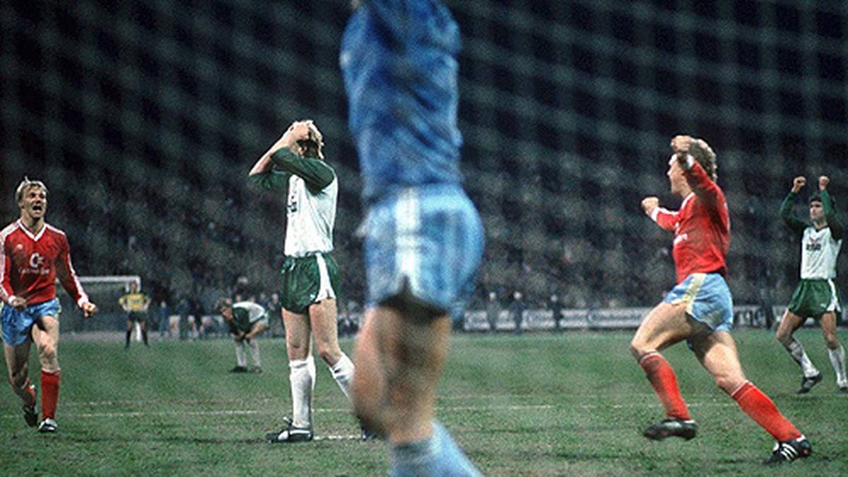 Doch der Ball trifft den Pfosten. Kutzop trauert, Bayern-Torwart Jean-Marie Pfaff jubelt. Die Münchner werden Meister