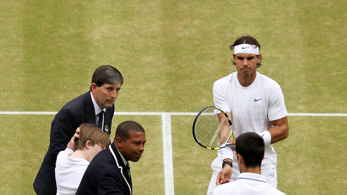 PLATZWAHL: Während Nadal seine Bank und sich selbst vorbereitet, warten sein Gegner und der Schiedsrichter meist einige Zeit lang am Netz zur Platzwahl. Wenn der Spanier dann endlich auch dort erscheint, springt er während des Münzwurfs ein paar Mal auf der Stelle