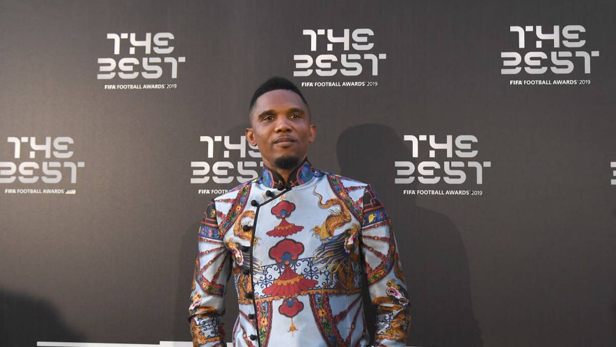 Der ehemalige Topstürmer Samuel Eto'o, der erst vor wenigen Wochen sein Karriereende verkündete, war Gast bei den Awards. Der Kameruner fiel vor allem mit seinem besonderen Outfit auf