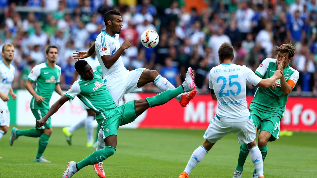 Auf dem Platz geht es anschließend hoch her. Sowohl Werder wie auch Schalke suchen den direkten Weg nach vorne, erspielen sich immer wieder Torchancen 