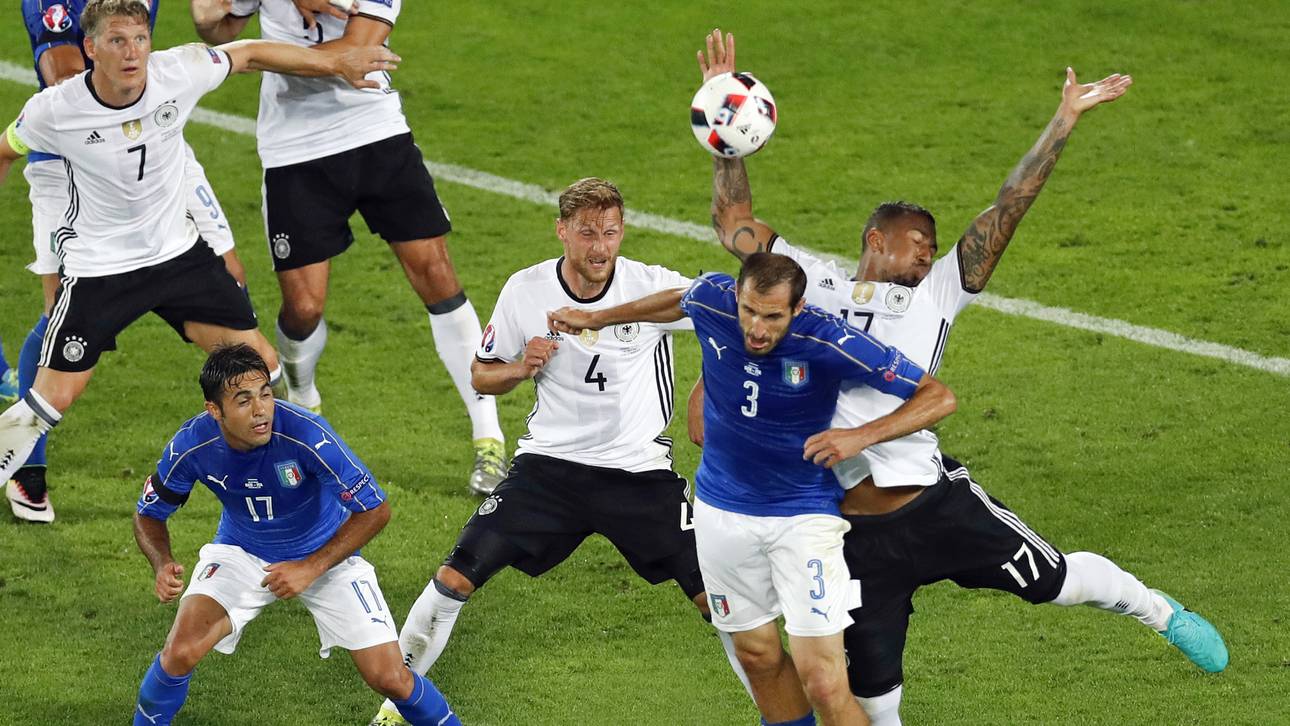 Boateng kassiert Spott für Handspiel