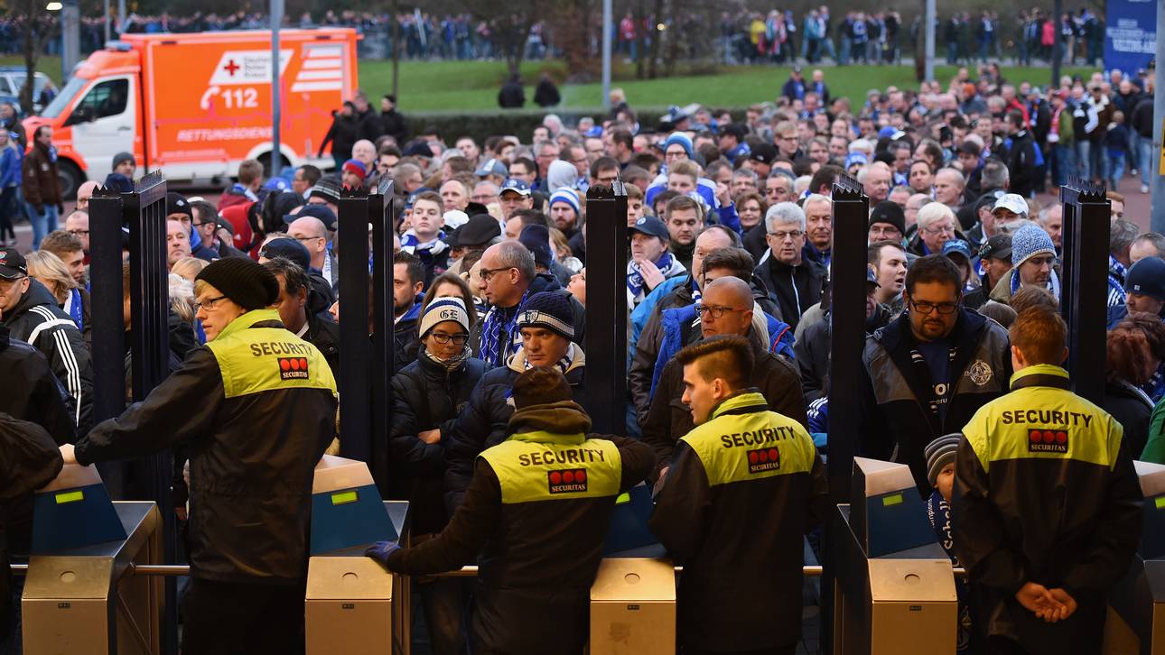 Bayern-Fans attackieren S04-Anhänger