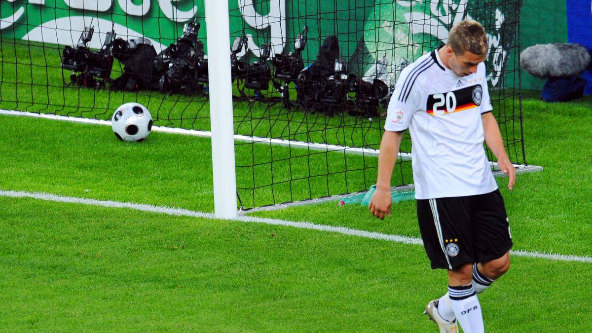 Aus diesem Grund fällt der Jubel von Doppeltorschütze Podolski merklich verhaltener aus - trotz 2:0-Erfolgs des DFB-Teams