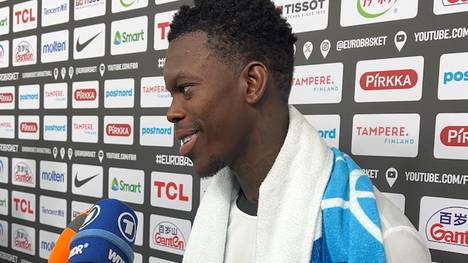 Dennis Schröder startet mit der DBB-Auswahl perfekt in die Europameisterschaft - und muss doch nur einen Tag nach dem zweiten Spiel schon wieder ran. Wie siehts denn ihre Erholungsphase dafür aus, Herr Schröder?