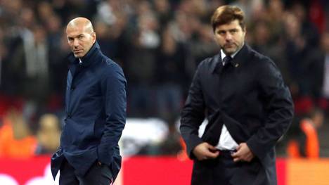 Zinedine Zidane (l) könnte Nachfolger von Mauricio Pochettino (r) bei Paris St. Germain werden.