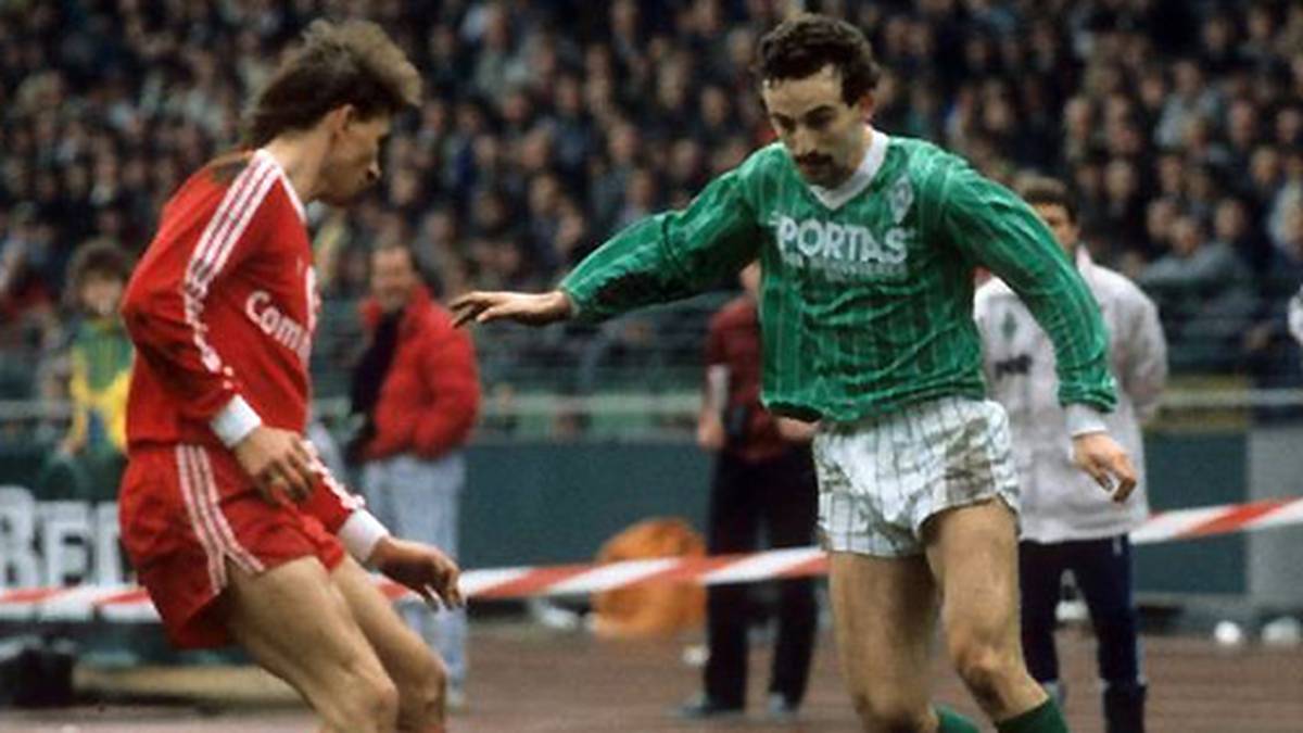 1987/88 kehrt Bremen erstmals die Machtverhältnisse um und hängt die Bayern im Titelrennen ab - auch dank eines 3:1-Heimsiegs in der Rückrunde. Neben Frank Ordenewitz - hier im Zweikampf mit Klaus Augenthaler - trifft zweimal der junge Kalle Riedle