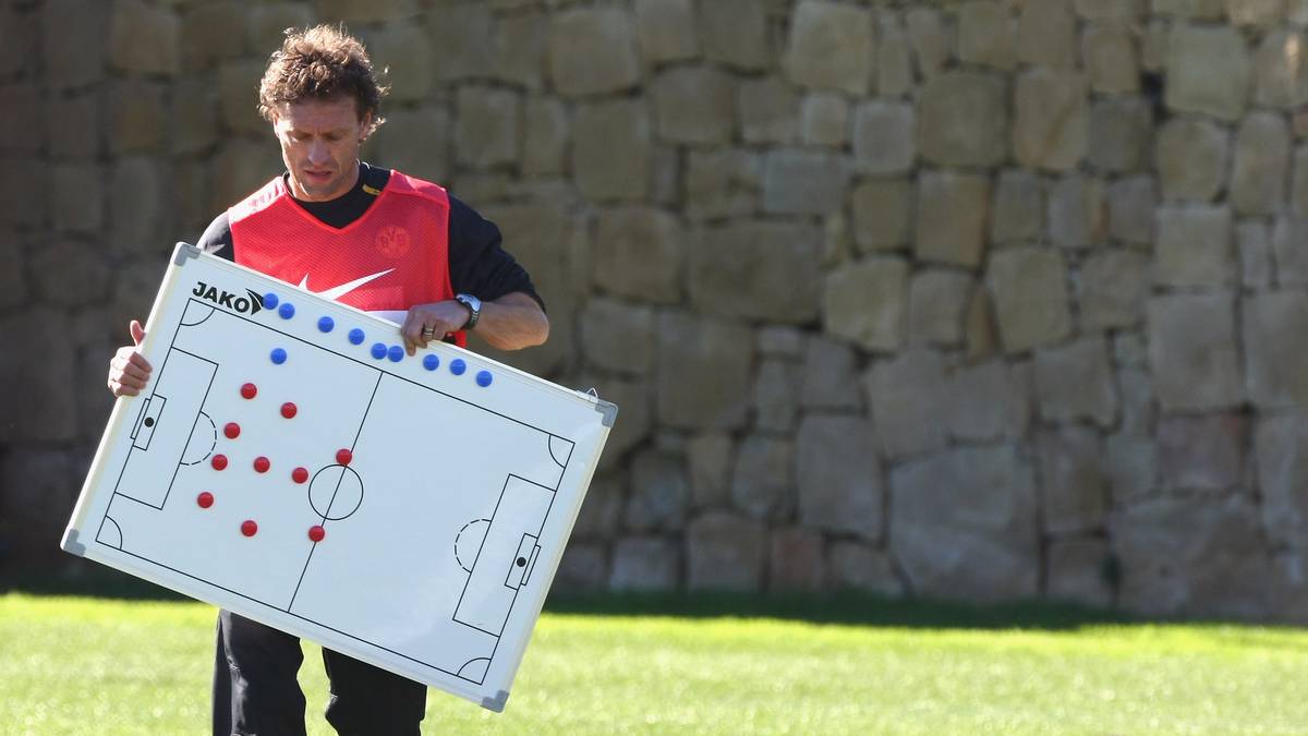 Auch die Bundesliga-Saison 07/08 entwickelt sich zum Desaster. Mit vielen Neuzugängen und Thomas Doll als Trainer wird der BVB am Ende Bundesliga-13. - der sportliche Tiefpunkt