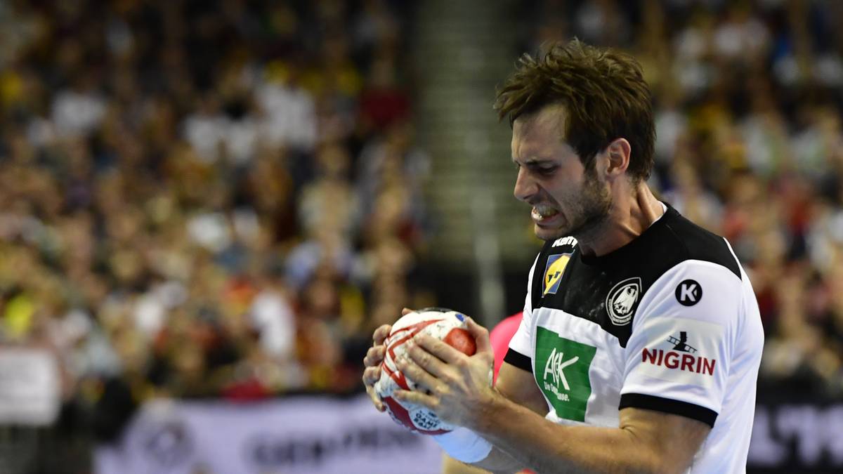 UWE GENSHEIMER: Im Spiel gegen Frankreich deutlich weniger präsent als sonst - als Linksaußen kann er da aber nicht viel für. Sein erstes Tor gelang ihm in der 10. Minute, zudem verwarf er seinen ersten Siebenmeter im Turnier. Trotzdem steuerte er vier wichtige Treffer bei und traf dabei auch vom Kreis aus