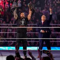 Der Vorbote einer Götterdämmerung? Bei WWE Monday Night RAW sagt Cody Rhodes Champion Roman Reigns den Zerfall der Bloodline nach WrestleMania voraus.