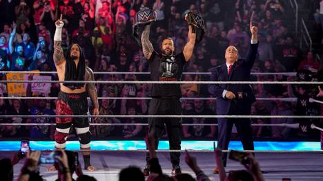 Roman Reigns (M.) trifft bei WWE WrestleMania 39 auf Cody Rhodes
