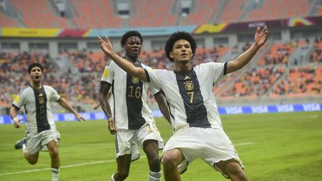 Die deutsche U17-Nationalmannschaft hat sich bei der WM in Indonesien ins Halbfinale gekämpft. Der Europameister bezwang Spanien in einem intensiven Spiel mit 1:0. 