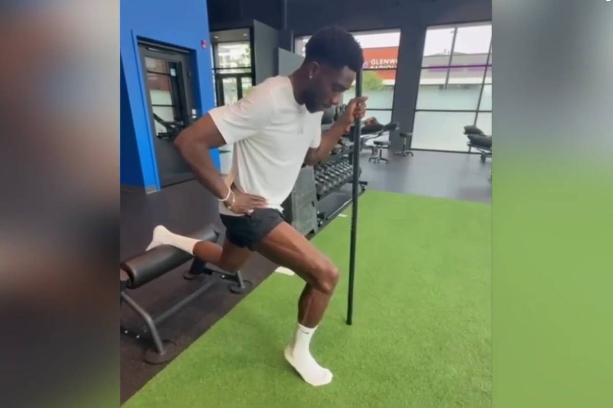 Nach seinem Kreuzbandriss trainiert Bayern-Star Alphonso Davies hart für sein Comeback auf dem Rasen. 