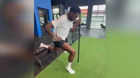 Nach seinem Kreuzbandriss trainiert Bayern-Star Alphonso Davies hart für sein Comeback auf dem Rasen. 