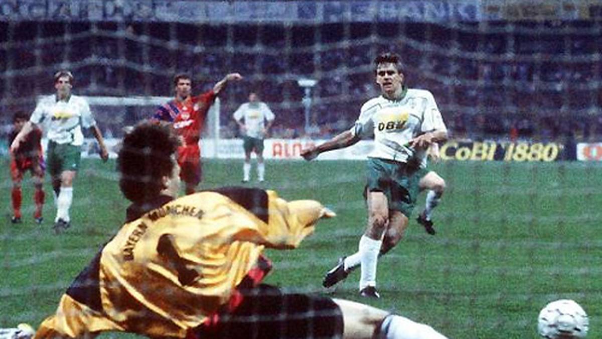 1992/93 führen die Bayern 32 Spieltage lang die Tabelle an, im Endspurt aber ziehen die Bremer vorbei. Den Grundstein legen sie mit einem 4:1-Sieg im direkten Duell: Wynton Rufer trifft nach Rückstand durch Christian Ziege zweimal per Elfmeter, Andreas Herzog und Bernd Hobsch machen dann alles klar