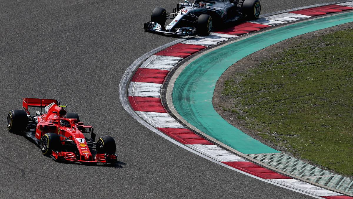 RENNEN 3 - CHINA: Der Titelverteidiger verpasst eine große Chance, Vettel, der sich mit Verstappen aufreibt und nur Achter wird, mehr Punkte abzuknöpfen. In einem packenden Grand Prix verpasst Hamilton als Vierter das Podest. Shanghai, eigentlich als Mercedes-Strecke bekannt, ist dennoch der erste Wendepunkt in der Fahrer-WM