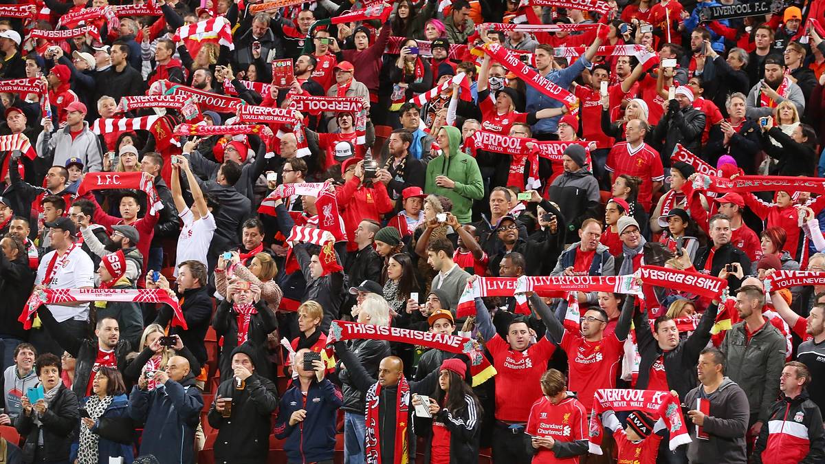 Dieses Bild ist so ähnlich auch regelmäßig in Dortmund zu sehen - natürlich mit schwarz-gelben Schals. Denn die von den Fans mit Inbrunst intonierte Hymne "You'll never walk alone" von Gerry and the Pacemakers sorgt sowohl an der Anfield Road als auch im Signal-Iduna-Park für Gänsehaut-Momente. Die Klubs teilen damit ein Ritual 