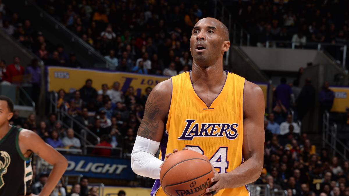 Kobe Bryant (r.) führt sein Team mit 22 Punkten zum Sieg, erst der vierte überhaupt in dieser Saison für die krisengeplagten Lakers