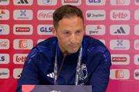 Belgien-Trainer Domenico Tedesco berichtet von einer Trainerkonferenz, bei der auch Jürgen Klopp anwesend war. Dort unterhielten sie sich über die Schwierigkeit, während eines großen Turniers neue Trends zu setzen.