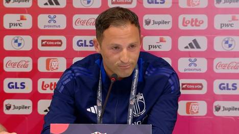 Belgien-Trainer Domenico Tedesco berichtet von einer Trainerkonferenz, bei der auch Jürgen Klopp anwesend war. Dort unterhielten sie sich über die Schwierigkeit, während eines großen Turniers neue Trends zu setzen.