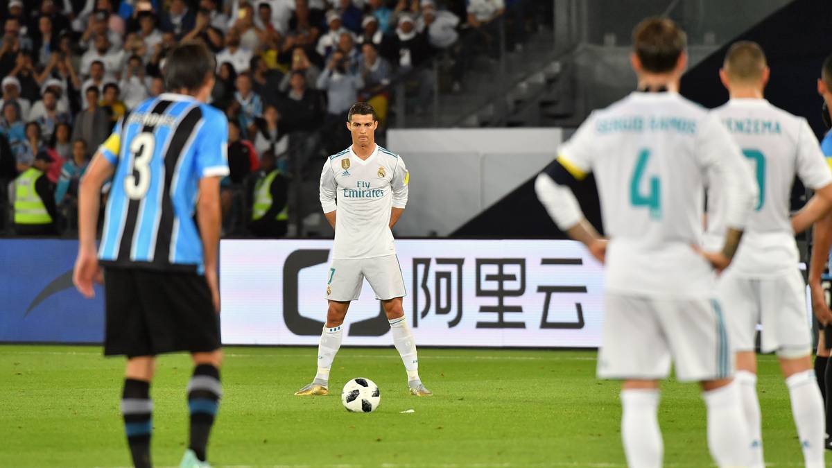 PLATZ 13 - CRISTIANO RONALDO: Kaum einer zelebriert Freistöße derart ausgiebig wie CR7. Und kaum jemand probiert es so häufig wie der portugiesische Superstar. Laut der italienischen Website "Ultimo Uomo" liegt Ronaldo in der Rangliste der schlechtesten Freistoß-Schützen der Serie A auf Platz zwei! 