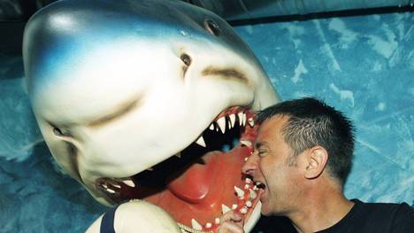 Eike Immel war Deutscher Meister und Nationaltorhüter. Er genoss sein Leben in vollen Zügen. Doch nach der Spielerkarriere stürzte er in die Insolvenz und musste sich mehrfach vor Gericht verantworten.