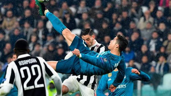 TOPSHOT - Real Madrid's Portuguese forward Cristiano Ronaldo (C) overhead kicks and scores during the UEFA Champions League quarter-final first leg football match between Juventus and Real Madrid at the Allianz Stadium in Turin on April 3, 2018. / AFP PHOTO / Alberto PIZZOLI        (Photo credit should read ALBERTO PIZZOLI/AFP via Getty Images)