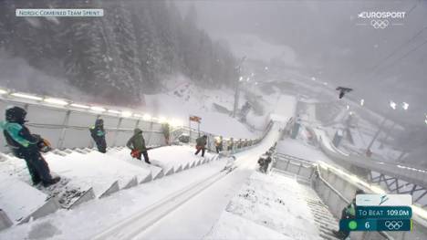 Beim Springen in der Nordischen Kombination wird Benjamin Loomis auf der Schanze fast von einem Schneebläser getroffen.