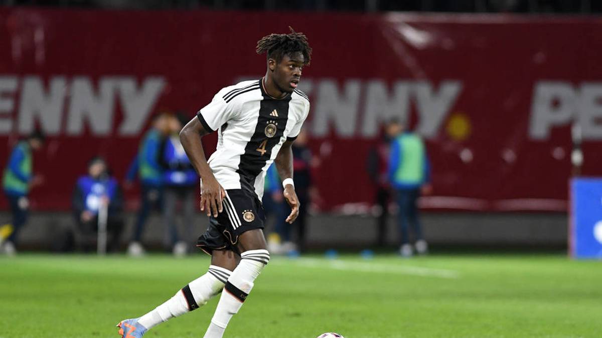 Yann Aurel Bisseck (Innenverteidiger, 5) ist 22 Jahre alt und spielt beim dänischen Aarhus GF. Der gebürtige Kölner, der zum U21-Kapitän ernannt wurde, absolvierte bisher fünf U21-Länderspiele