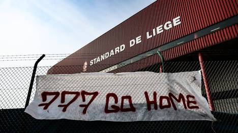 Fans von Standard Lüttich hängten am Stadion Banner gegen Investor 777 Partners auf