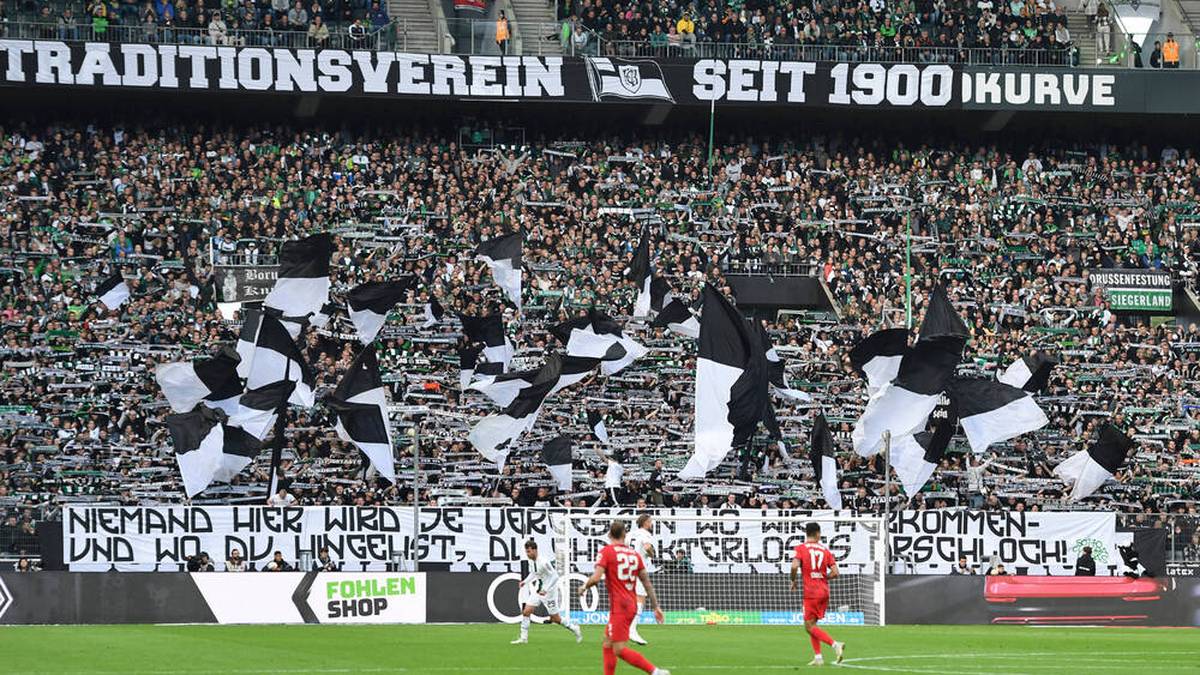 Transparente der Gladbacher Fans gegen Max Eberl und RB Leipzig