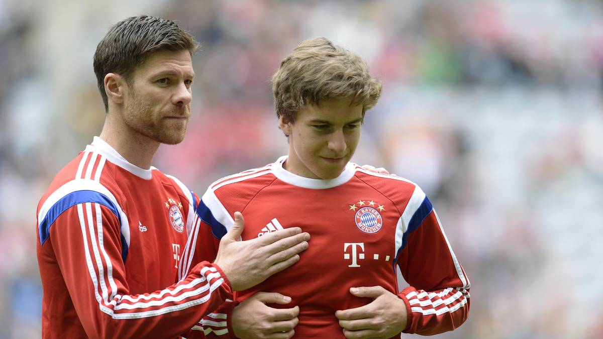 GIANLUCA GAUDINO (r., mit Xabi Alonso) debütierte 2014 mit 17 Jahren unter Pep Guardiola in der Bundesliga. "Er hat es verdient, hier zu sein", lobte der Katalane im Anschluss