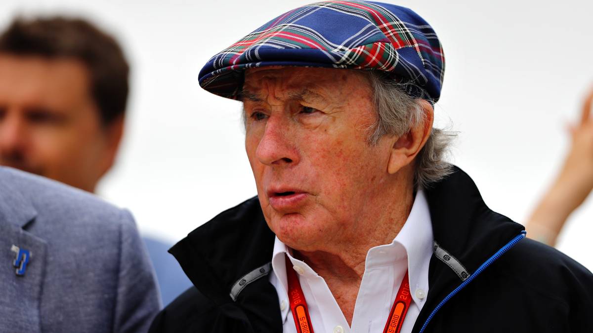 Der älteste noch lebende Formel-1-Weltmeister veränderte mit seinem Kampf für mehr Sicherheit zudem die Königsklasse. Grund dafür ist ein Unfall in Spa, als sein Wagen bei strömendem Regen von der Strecke abkam und sich überschlug. Das auslaufende Benzin verätzte seine Haut. 