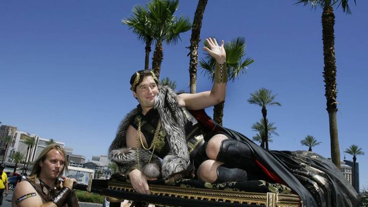 Phil Hellmuth liebt den großen Auftritt: Bei der WSOP 2009 lässt er sich auf einer Sänfte ins Casino tragen