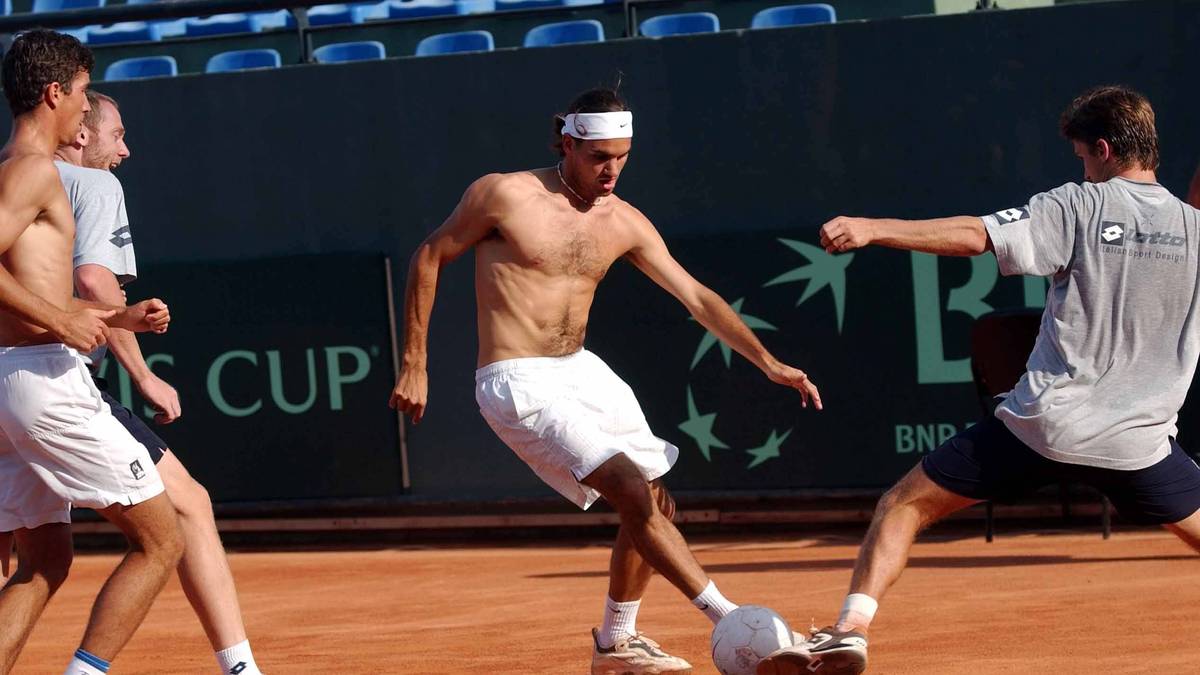 Seit 1999 spielt Federer für die Schweiz im Davis Cup. Im Vorfeld der Erstrundenbegegnung im Jahr 2002 gegen Russland demonstriert der große Fußballfan seinen Teamkameraden, dass er auch mit dem größeren Ball gut umgehen kann